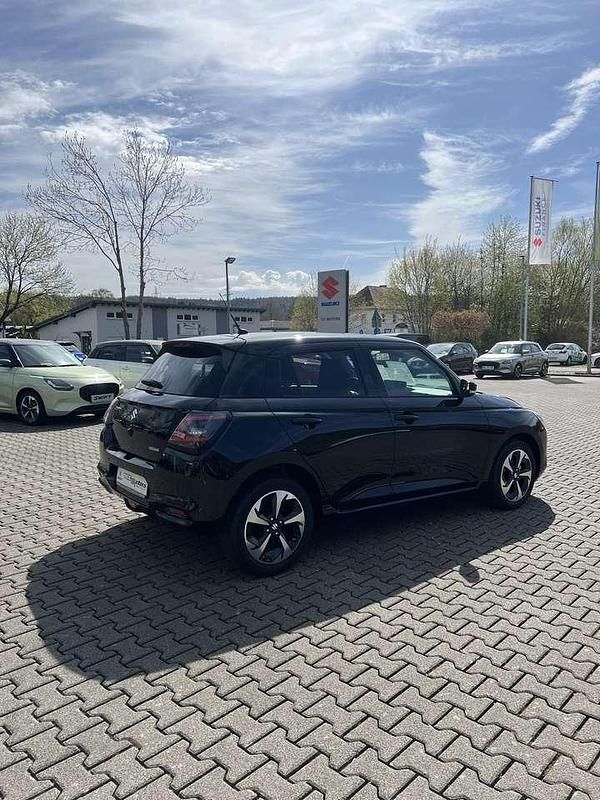 Neu Suzuki Swift Comfort+ 83 PS (61 kW) 2025 Schwarz Kleinwagen