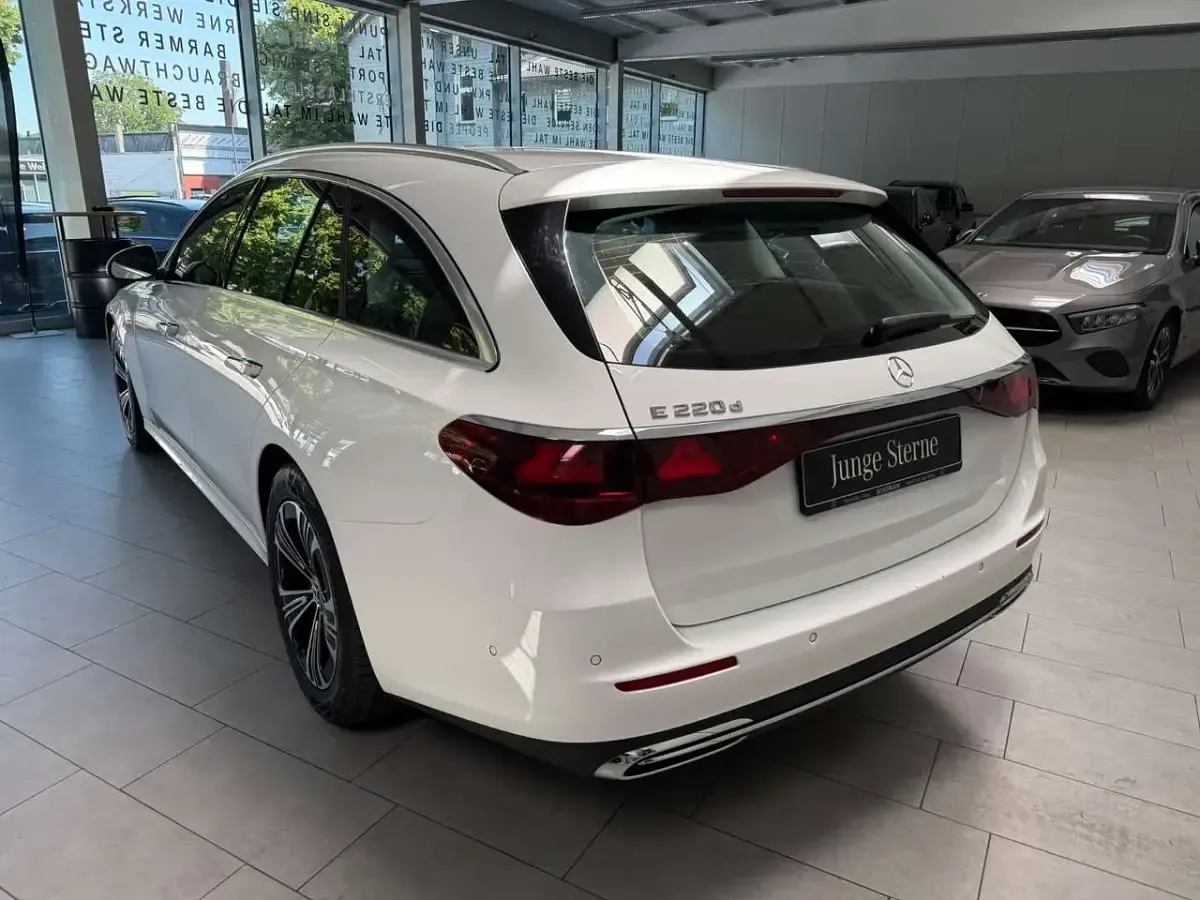 Gebraucht Mercedes E220 Avantgarde 197 PS (144 kW) 2025 Unilack polarweiß Kombi