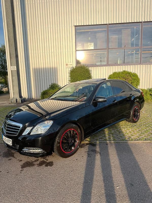Schwarz Gebraucht 2012 Mercedes E300 Limousine | 8.000 € - Bild 1/4