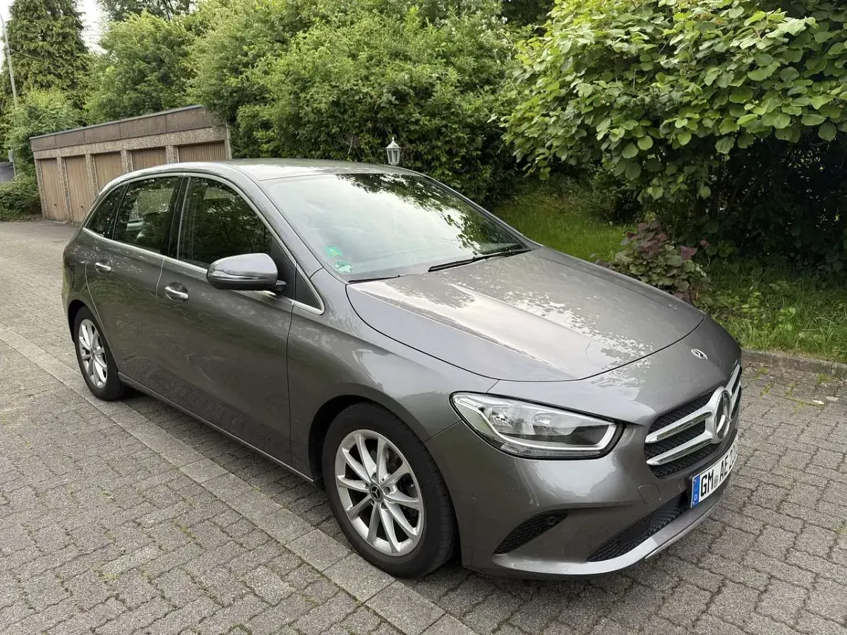 Gebraucht Mercedes B180 136 PS (100 kW) 2022 Grau Kleinwagen