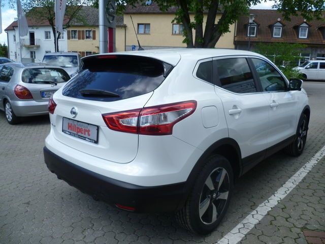 Gebraucht Nissan Qashqai 360º 110 PS (80 kW) 2015 Weiß metallic SUV