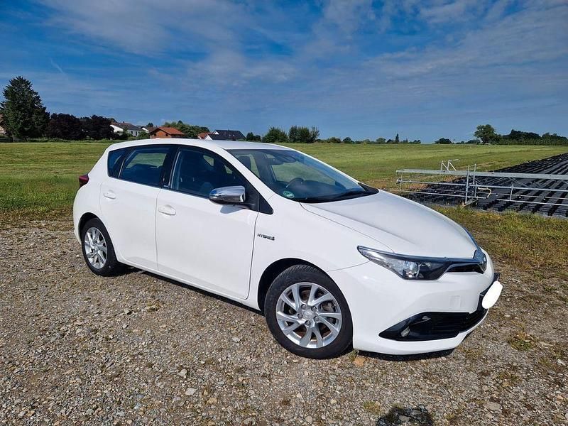 Weiß Gebraucht 2016 Toyota Auris Hybrid Edition-S Limousine | 12.890 € (Fairer Preis) - Bild 1/4