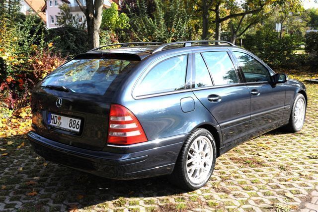 Gebraucht Mercedes C220 Avantgarde 143 PS (105 kW) 2002 Schwarz metallic Kombi
