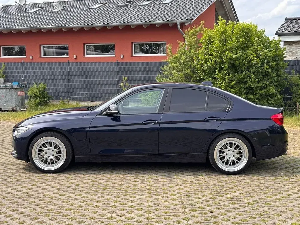 Gebraucht BMW 330e Advantage 252 PS (185 kW) 2016 Blau Limousine