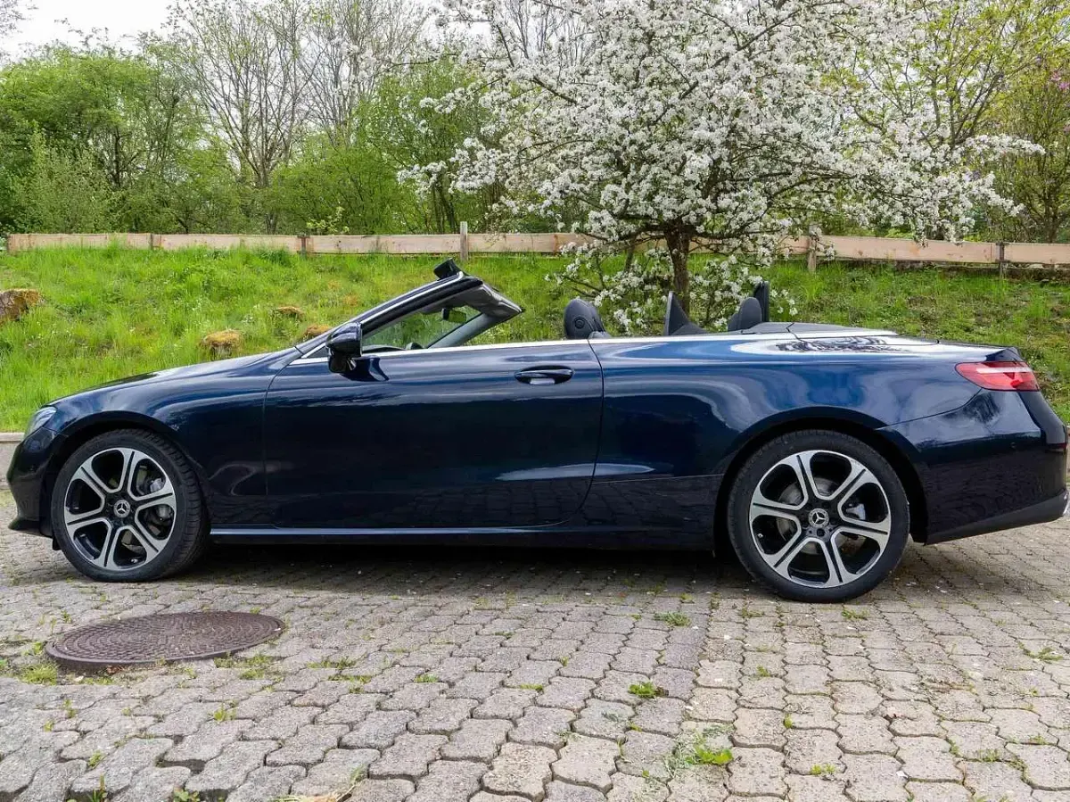 Gebraucht Mercedes E220 194 PS (142 kW) 2018 Blau Cabrio