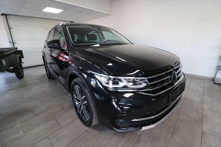 Deep black (metallic) Gebraucht 2022 VW Tiguan Elegance SUV | 27.390 € (Fairer Preis) - Bild 1/4