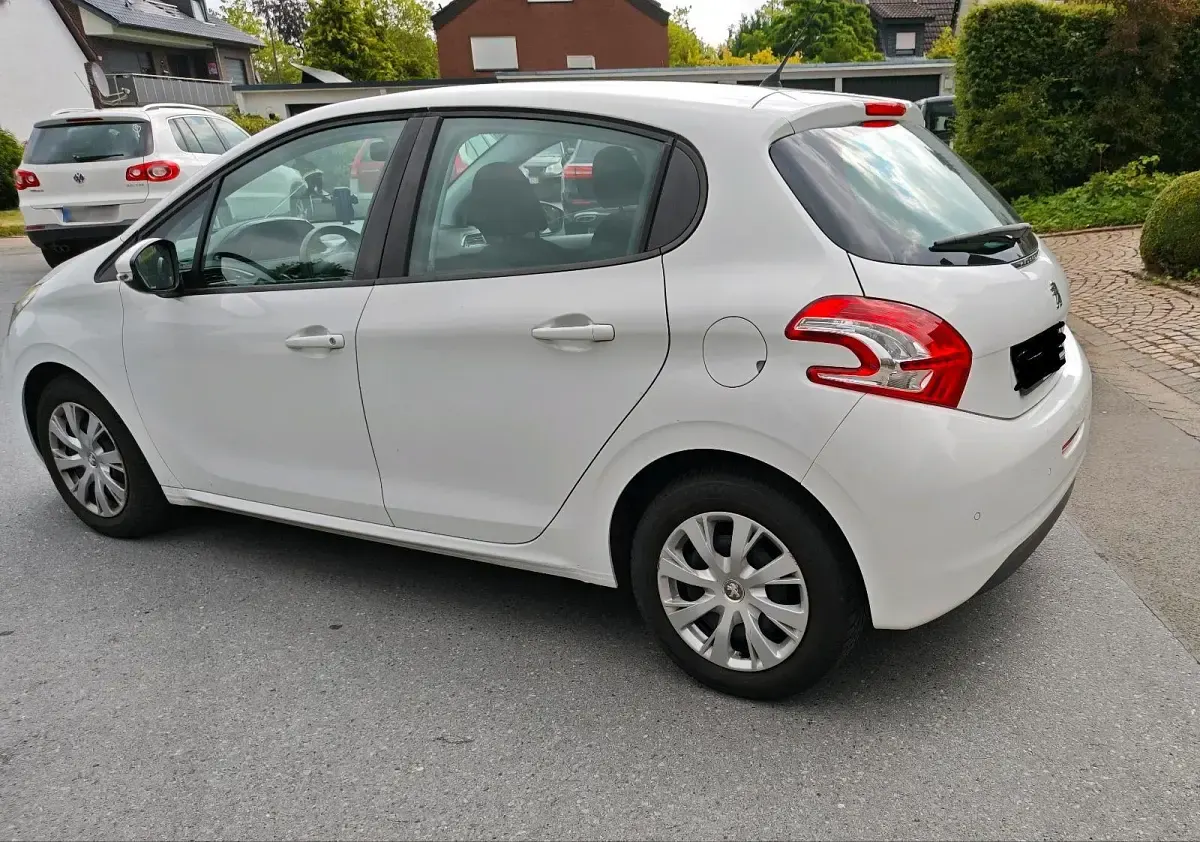 Gebraucht Peugeot 208 Active 82 PS (60 kW) 2012 Weiß Kleinwagen