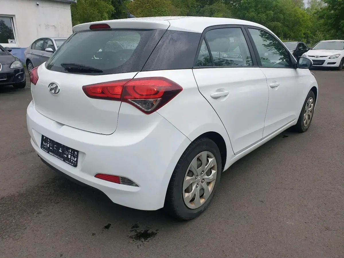 Gebraucht Hyundai i20 75 PS (55 kW) 2018 Weiß Kleinwagen