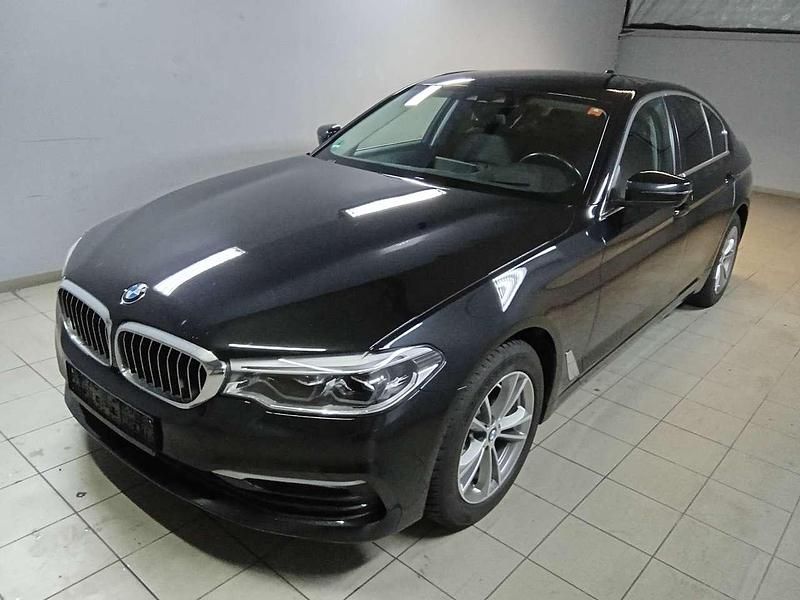 Black sapphire metallic Gebraucht 2019 BMW 520 Limousine | 24.900 € (Superpreis) - Bild 1/4