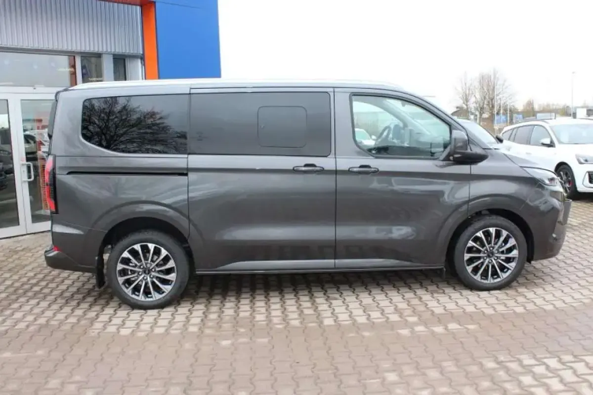 Neu Ford Tourneo Titanium X 170 PS (125 kW) 2026 Magnetic grau metallic Van / Kleinbus
