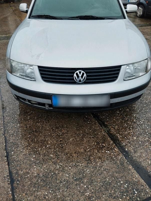 Silber Gebraucht 2000 VW Passat Kombi | 1.200 € (Guter Preis) - Bild 1/4