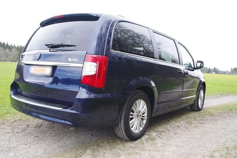 Gebraucht Lancia Voyager Silver 163 PS (119 kW) 2012 Blau Van / Kleinbus