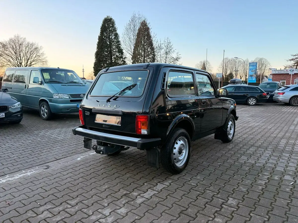 Gebraucht Lada niva 83 PS (61 kW) 2021 Schwarz SUV