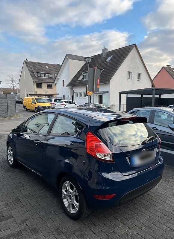 Gebraucht Ford Fiesta 60 PS (44 kW) 2014 Blau Kleinwagen