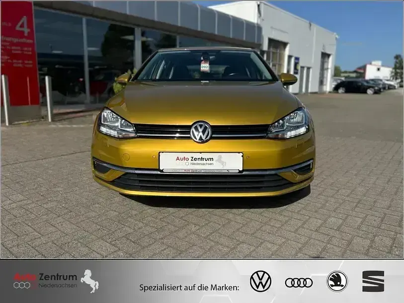 Gebraucht VW Golf VII 125 PS (91 kW) 2017 Curcuma yellow metallic Limousine
