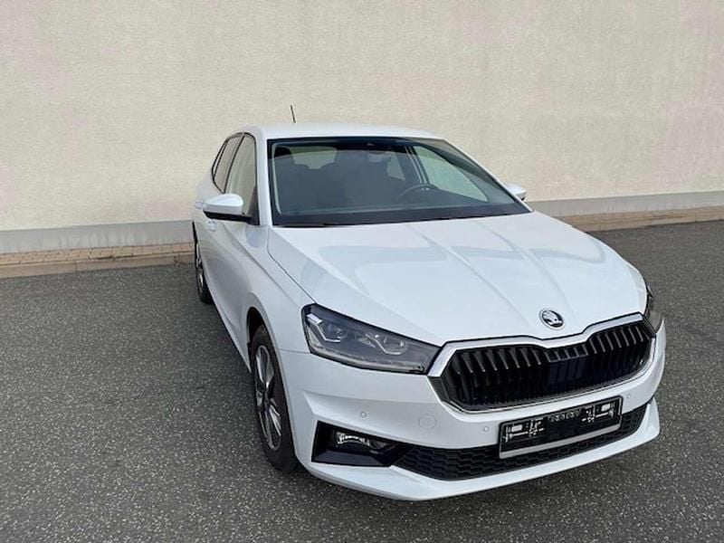 Moon weiß metallic Gebraucht 2022 Skoda Fabia Style Limousine | 16.990 € (Guter Preis) - Bild 1/4