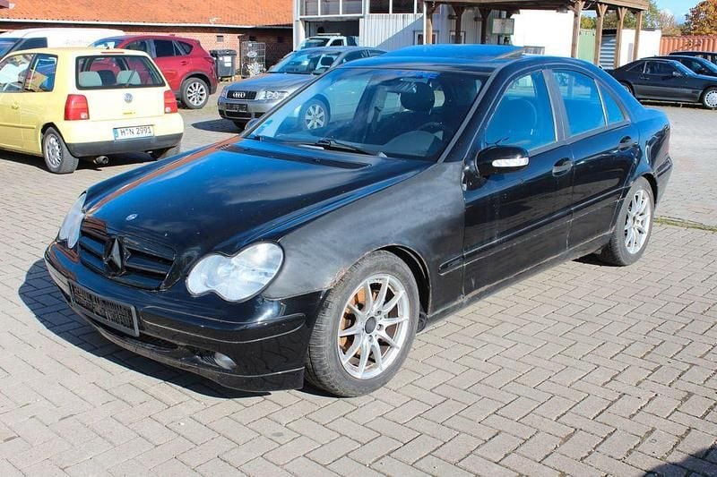 Schwarz Gebraucht 2002 Mercedes C180 Limousine | 899 € (Superpreis) - Bild 1/4