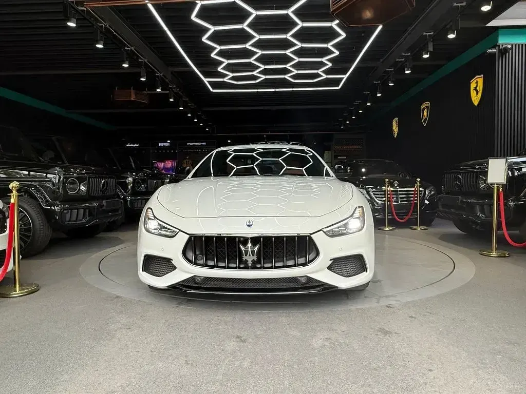 Gebraucht Maserati Ghibli 430 PS (316 kW) 2023 Weiß Limousine