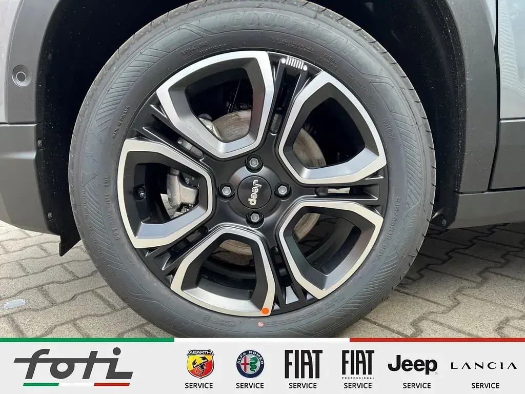 Neu Jeep Avenger Summit 110 PS (80 kW) 2026 Grau SUV