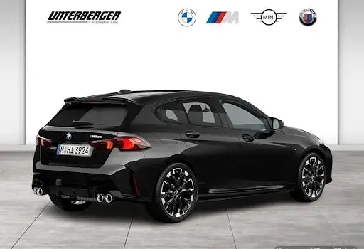 Gebraucht BMW M135 Performance 300 PS (220 kW) 2025 Saphirschwarz Kleinwagen