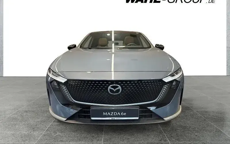 Neu Mazda 6e Takumi-Line 180 kW (245 PS) 2025 Grau Limousine