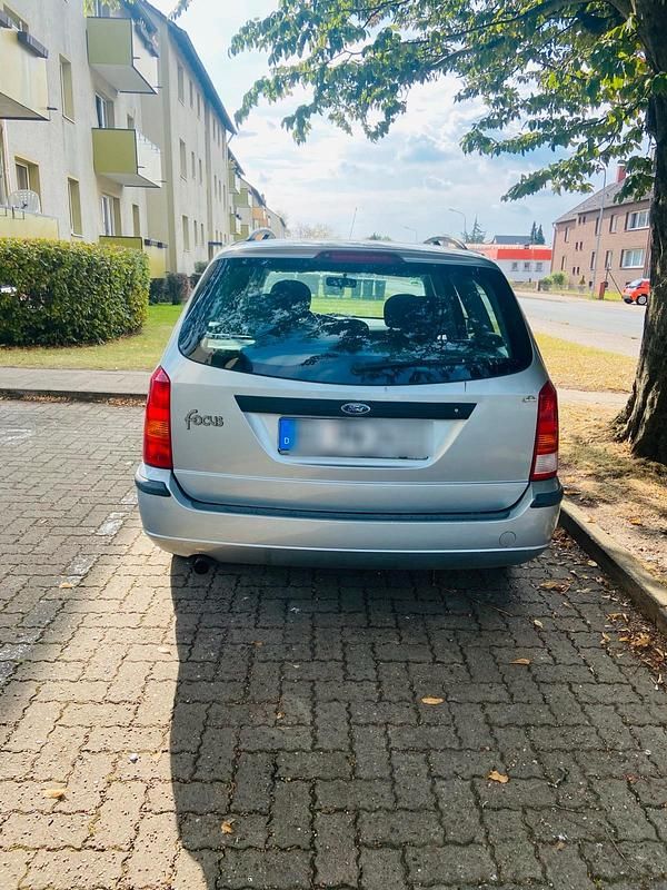 Silber Gebraucht 2004 Ford Focus Kombi | 400 € (Superpreis) - Bild 1/4
