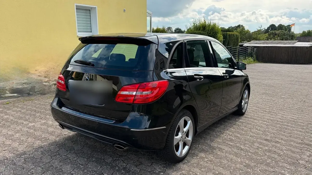 Gebraucht Mercedes B180 122 PS (89 kW) 2013 Schwarz Kleinwagen