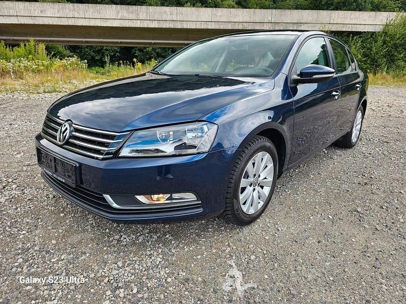 Gebraucht VW Passat Trendline 122 PS (89 kW) 2014 Blau Limousine