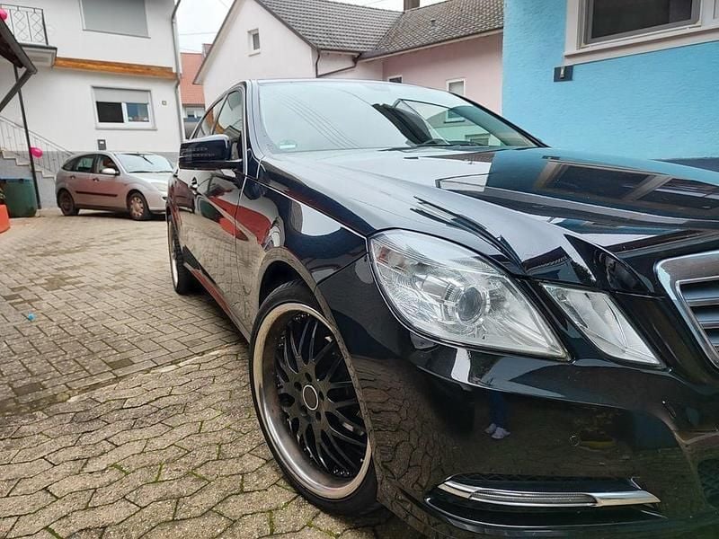 Gebraucht Mercedes E220 Elegance 170 PS (125 kW) 2012 Schwarz Limousine