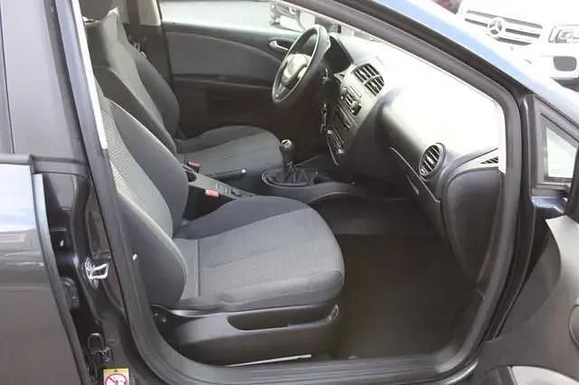 Begagnad Seat Leon Reference 125 HK (91 kW) 2011 Grå Halvkombi