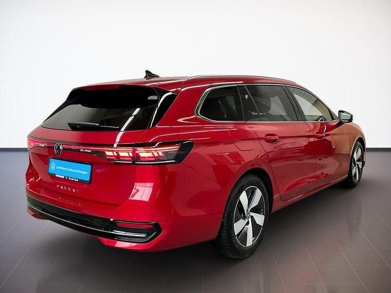 Gebraucht VW Passat Elegance 150 PS (110 kW) 2025 Chilirot metallic Kombi