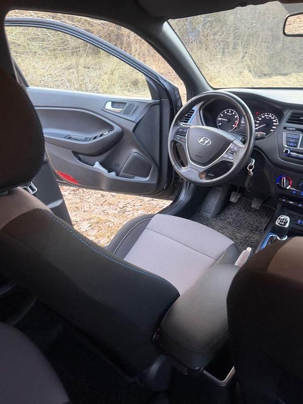 Gebraucht Hyundai i20 Active 101 PS (74 kW) 2017 Schwarz Kleinwagen