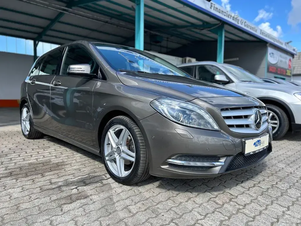 Gebraucht Mercedes B180 109 PS (80 kW) 2012 Braun Kleinwagen