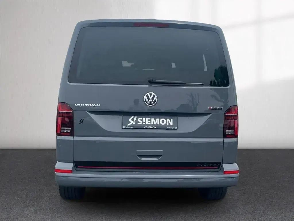 Gebraucht VW Multivan Comfortline 204 PS (150 kW) 2023 Grau Van / Kleinbus