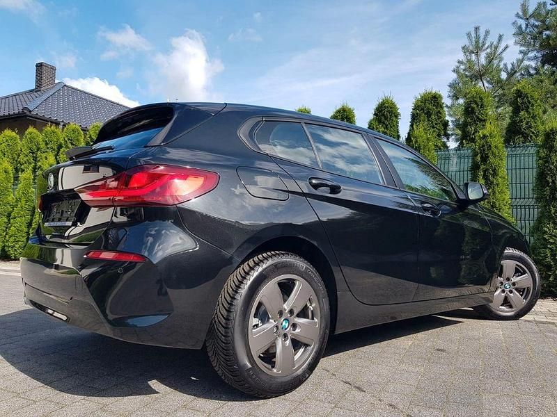 Schwarz Gebraucht 2023 BMW 116 Sport Line Kleinwagen | 18.400 € (Superpreis) - Bild 1/4