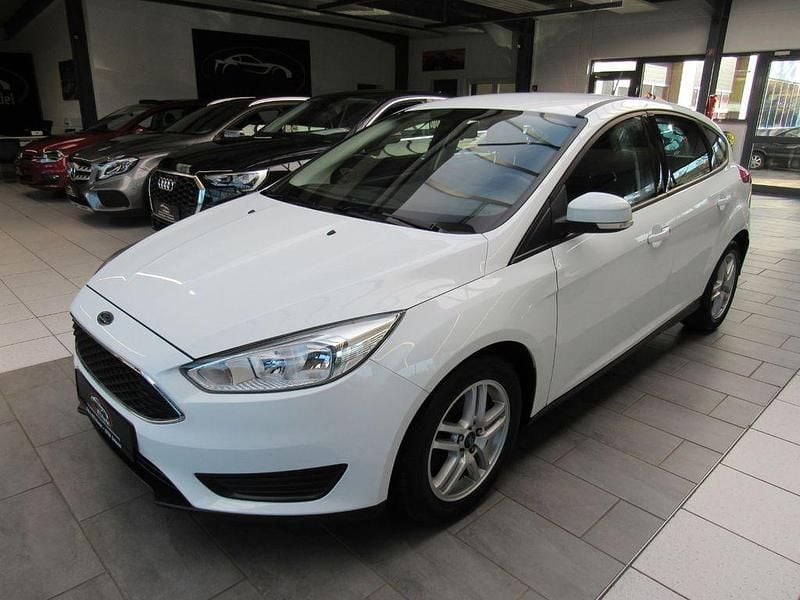 Weiß Gebraucht 2018 Ford Focus Trend Limousine | 7.950 € (Superpreis) - Bild 1/4