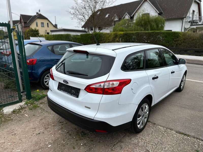 Gebraucht Ford Focus 101 PS (74 kW) 2013 Weiß Kombi
