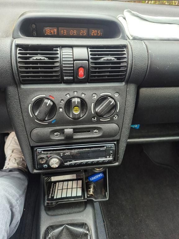 Grün Gebraucht 1998 Opel Corsa Limousine | 650 € (Guter Preis) - Bild 1/4