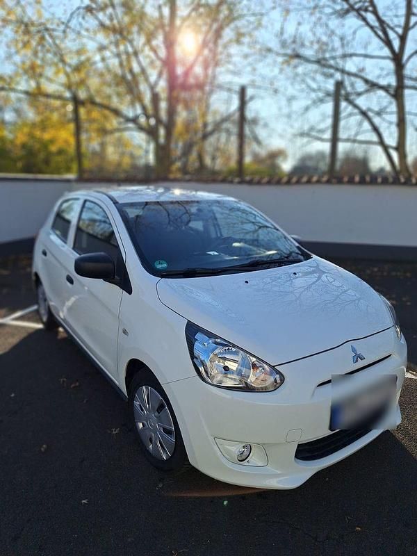 Weiß Gebraucht 2014 Mitsubishi Space Star Plus Kleinwagen | 5.950 € (Fairer Preis) - Bild 1/4