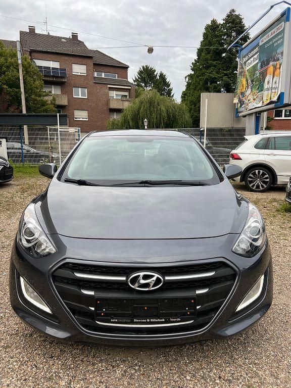 Grau Gebraucht 2016 Hyundai i30 Classic Limousine | 5.490 € (Guter Preis) - Bild 1/4