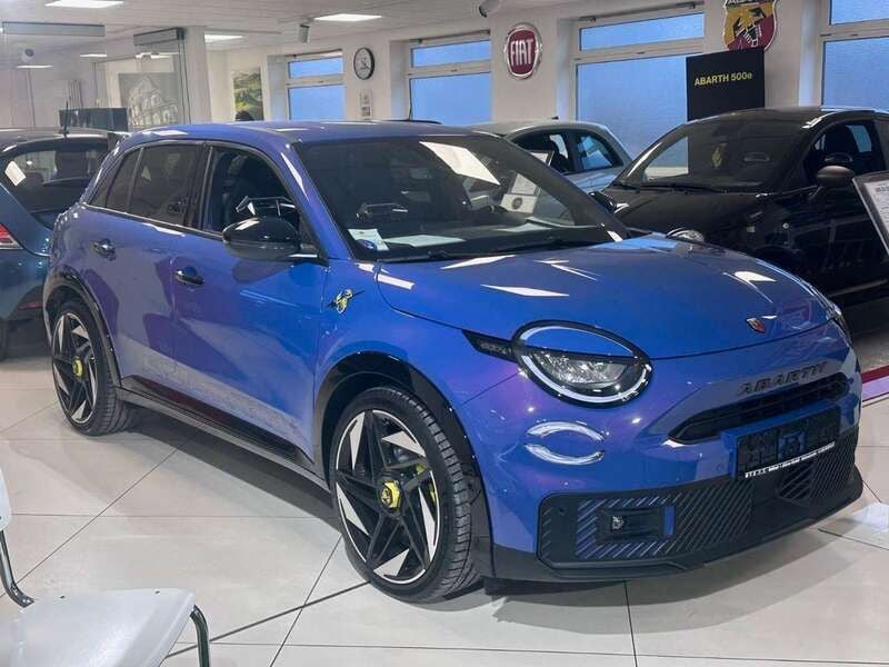 Hypnotic purple Neu 2025 Abarth 600 Scorpionissima Coupé | 47.790 € - Bild 1/4