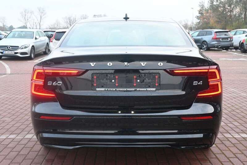 Gebraucht Volvo S60 Plus 197 PS (144 kW) 2023 Schwarz Limousine