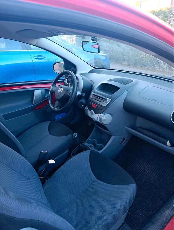 Gebraucht Toyota Aygo 68 PS (50 kW) 2007 Rot Kleinwagen