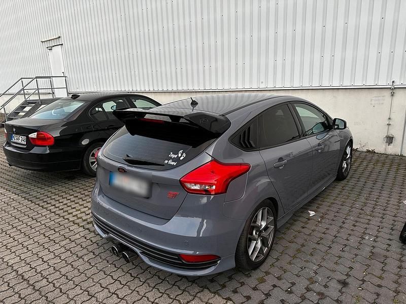 Grau Gebraucht 2018 Ford Focus ST Limousine | 16.200 € (Fairer Preis) - Bild 1/4