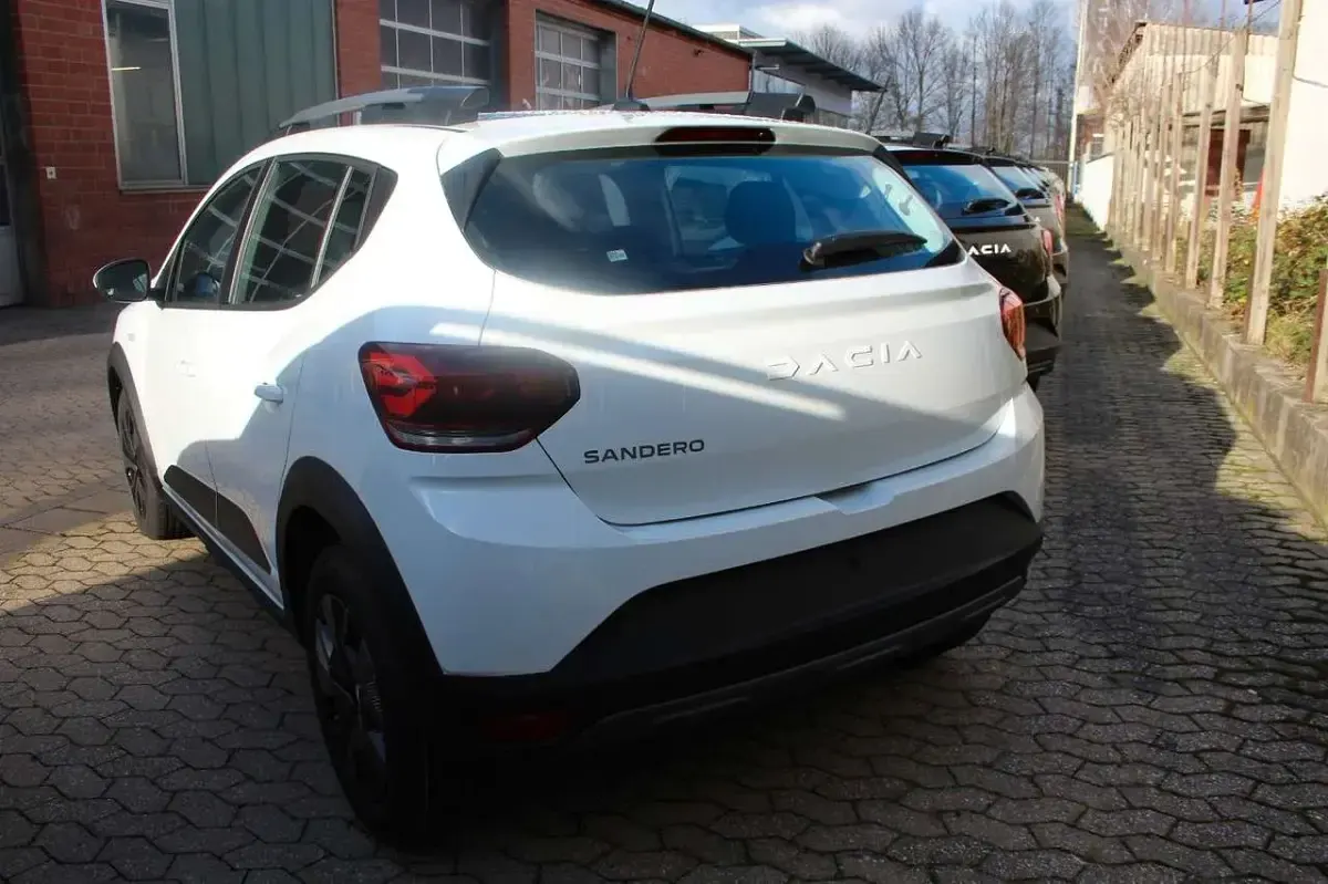 Używany Dacia Sandero Expression 91 KM (66 kW) 2024 Biały Hatchback