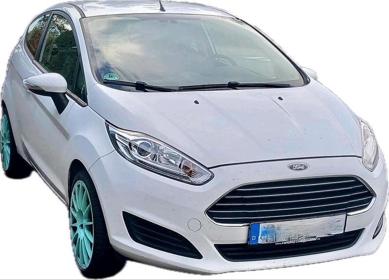 Weiß Gebraucht 2014 Ford Fiesta Trend Kleinwagen | 2.950 € (Fairer Preis) - Bild 1/4