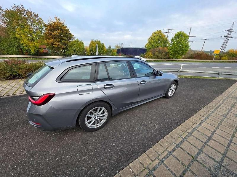 Gebraucht BMW 320 190 PS (139 kW) 2022 Skyscraper grau Kombi