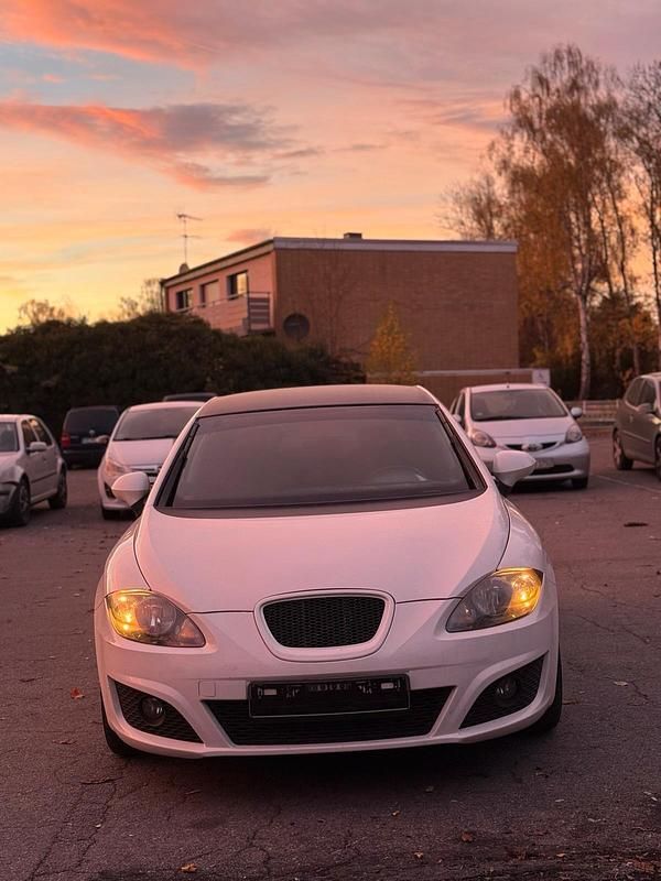 Weiß Gebraucht 2009 Seat Leon Limousine | 2.000 € (Guter Preis) - Bild 1/4