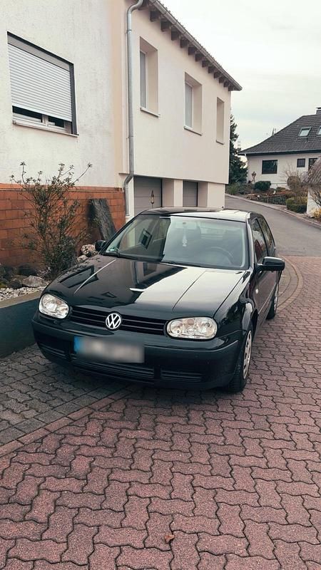 Schwarz Gebraucht 2002 VW Golf IV Edition Kleinwagen | 1.200 € (Fairer Preis) - Bild 1/4