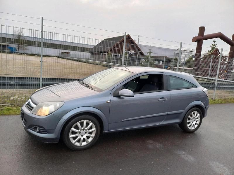 Grau Gebraucht 2005 Opel Astra GTC Limousine | 1.850 € (Etwas zu teuer) - Bild 1/4